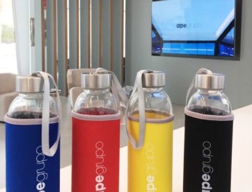 APE Grupo dice no al uso del plástico con sus nuevas botellas de cristal para los empleados.